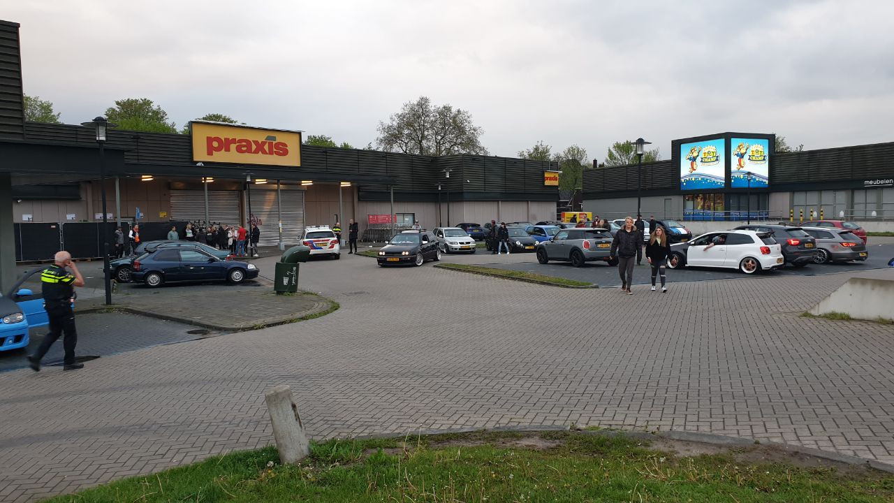 Op het Woonplein in Enschede zijn zaterdagavond zeker vijftig auto‘s bij elkaar gekomen tijdens een zogeheten ‘carmeeting’.