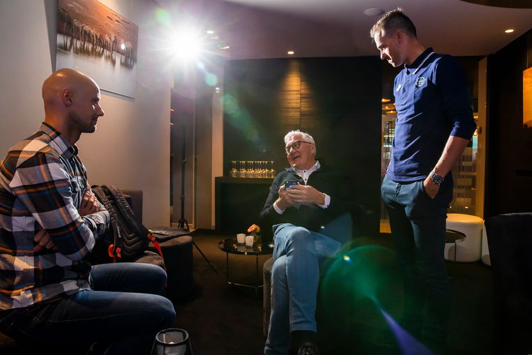 Boonen en Stybar luisteren naar ploegbaas Patrick Lefevere. Beeld Jan De Meuleneir / Photo News