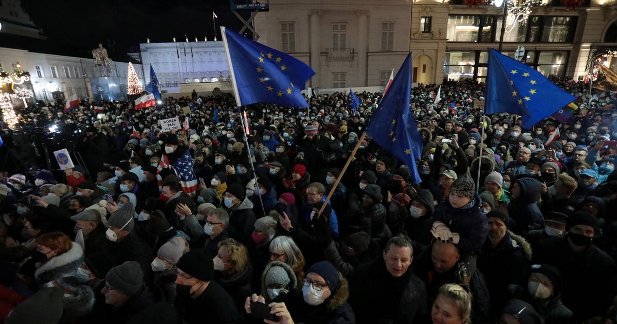 Tens of thousands demonstrate in Poland against law that could limit press freedom |  Abroad