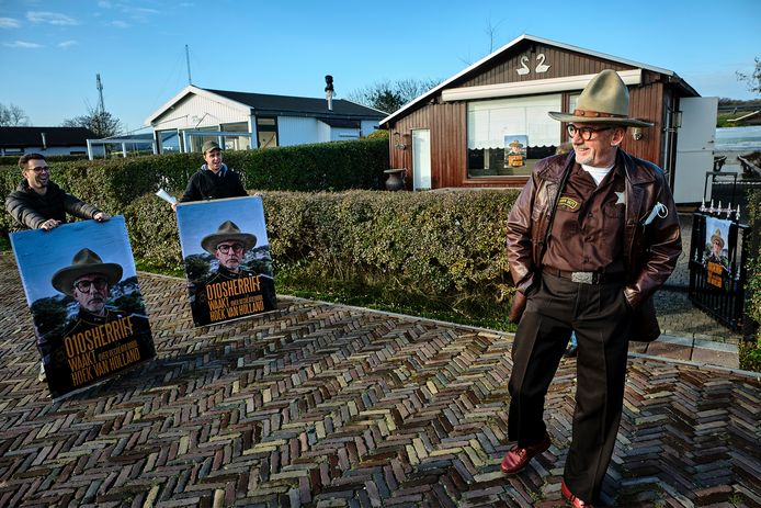 Acteur John Buijsman, alias 010 Sherriff, heeft een huisje op het Recreatieoord Hoek van Holland en is uitgegroeid tot gezicht van het verzet tegen de geplande verkoop.