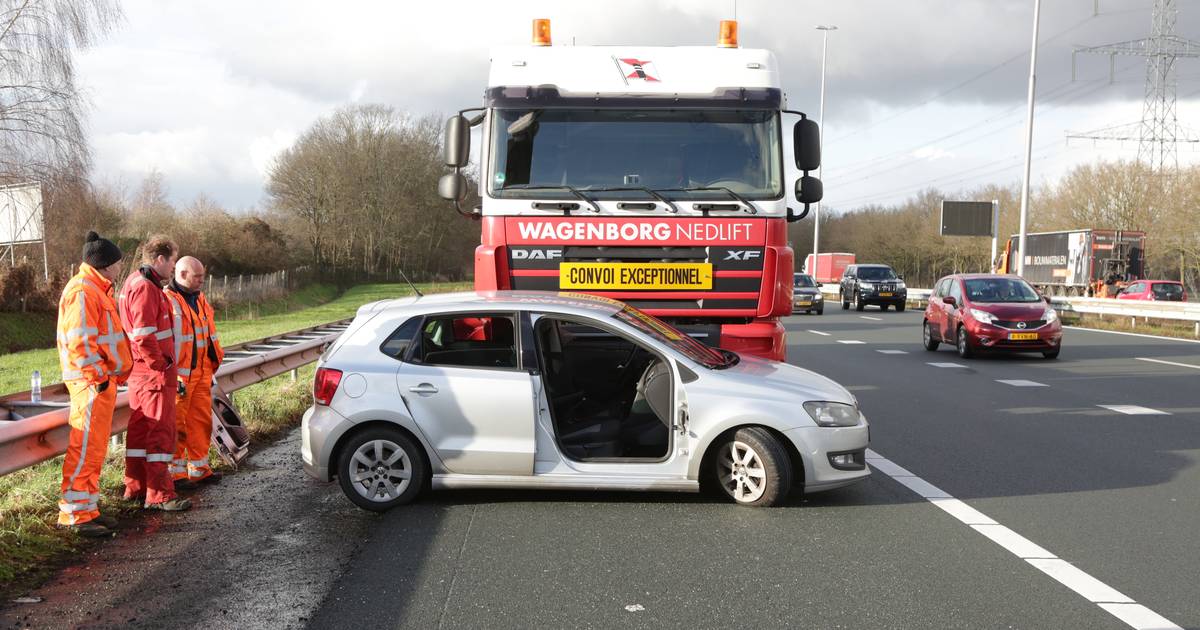 Ongeval op A35 bij Borne, brandweer bevrijdt automobilist uit voertuig.