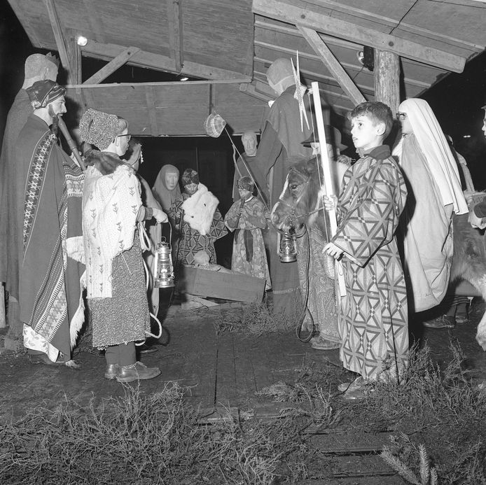 Driekoningen in 1965 bij de kerststal op de Heuvel in Tilburg.