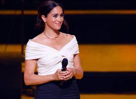 Meghan Markle brengt opnieuw eerbetoon aan Diana met deze iconische witte top 