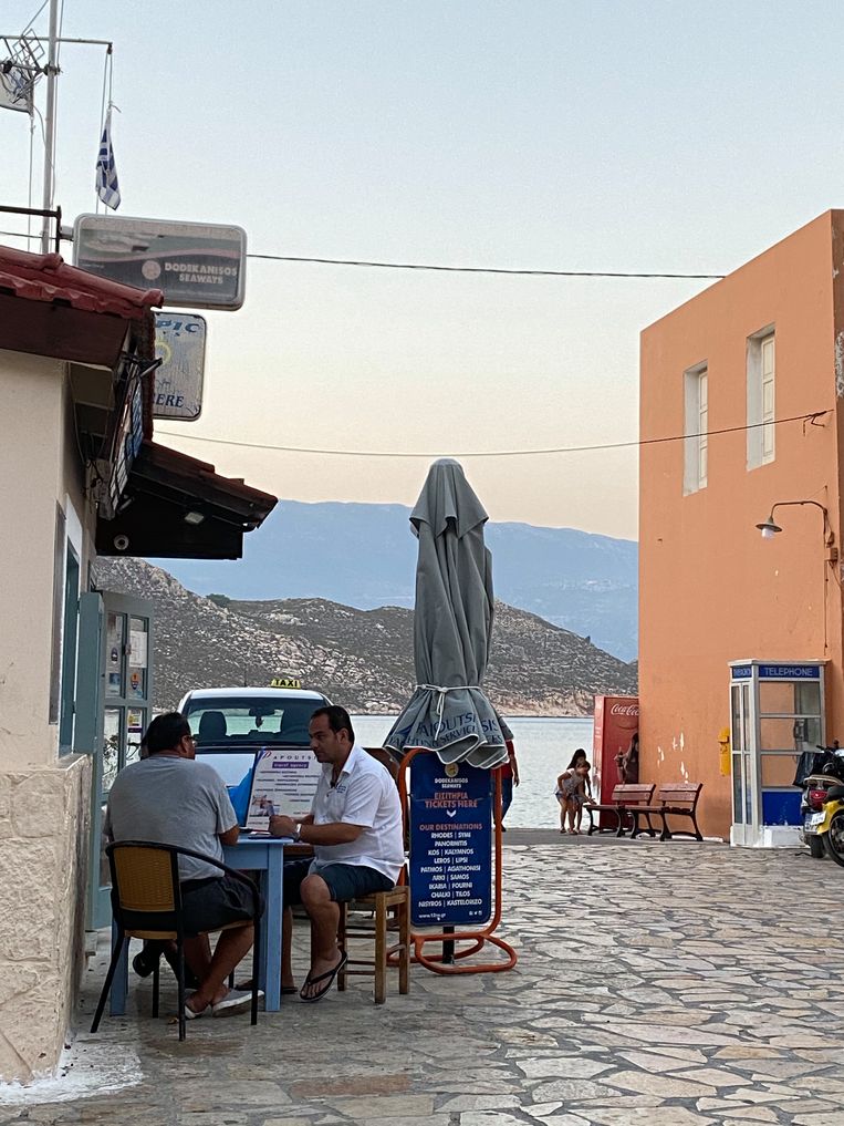 Kostas Papoutis zit te kaarten bij zijn reisbureau (in wit T-shirt). Beeld Thijs Kettenis