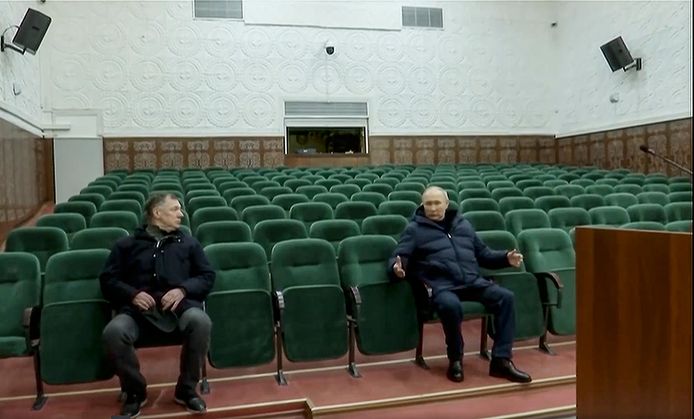 Vladimir Putin en vicepremier Marat Khusnullin bezoek een theater van het Philharmonisch orkest in Marioepol