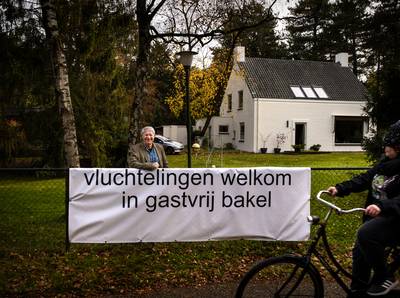 Er zijn ook Bakelnaren vóór de komst van asielzoekers, blijkt uit het spandoek van Ger Peijs