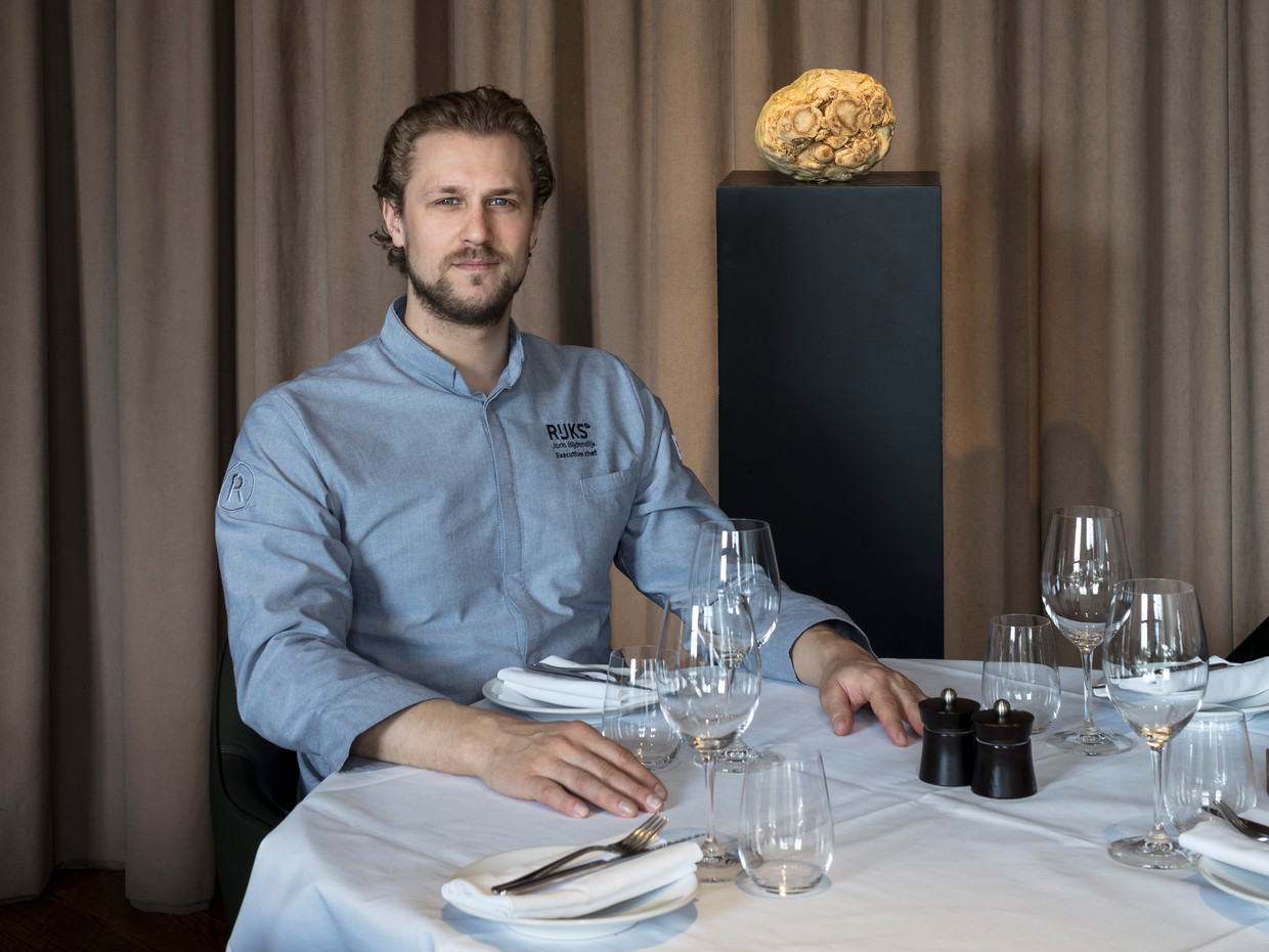 Joris Bijdendijk, chef-kok van restaurant Rijks: 'Daar hangt cultureel erfgoed, hier serveren we culinair erfgoed'. Beeld Lars van den Brink