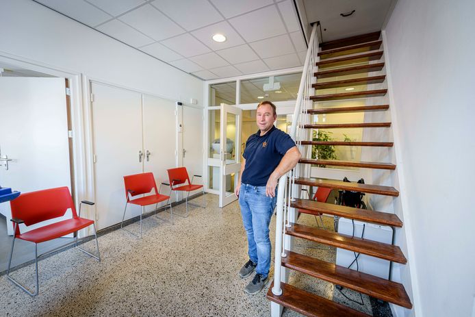 Osteopaat Rob Olde Keizer in de gang van de voormalige Heilig Hartschool die is getransformeerd tot een volwaardig gezondheidscentrum.