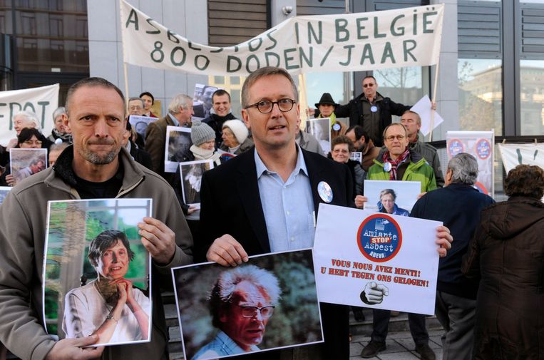 Eric Jonckheere (rechts) kwam samen met nabestaanden van andere asbestslachtoffers demonstreren voor de rechtbank. Beeld PHOTO_NEWS