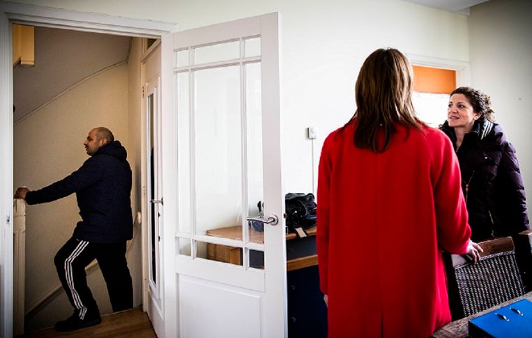 DEN HAAG - Potentiele kopers van een huis op de Mariottestraat in Den Haag bekijken de woning tijdens een bezichtiging met de makelaar. FREEK VAN DEN BERGH Beeld Freek van den Bergh