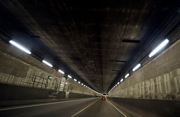 Binnenkort wordt in de IJtunnel (hier te zien) roet van de muur geschraapt voor serviesgoed met Amsterdams fijnstofglazuur.