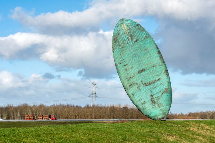 Kunstwerk De Tong, toen nog De Tong van Lucifer, staat op omvallen, nadat de wind erop los beukte.