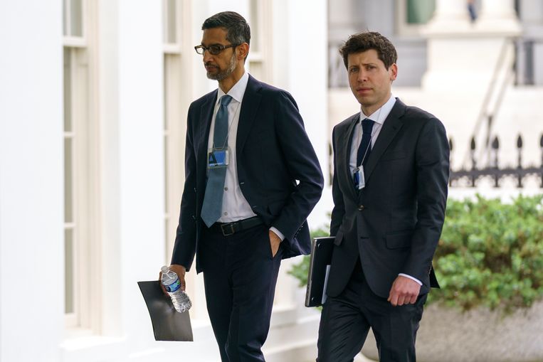 Il CEO di Alphabet Sundar Pichai e il CEO di OpenAI Sam Altman arrivano alla Casa Bianca per un incontro con Kamala Harris.  foto di A.P