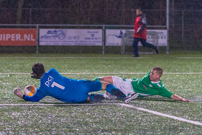 Regelmatig harde duels (om de bal) bij SVHA-SDOO. Hier glijdt Hervelder Mark van Eldik door op de Heterense goalie Pim Boele.