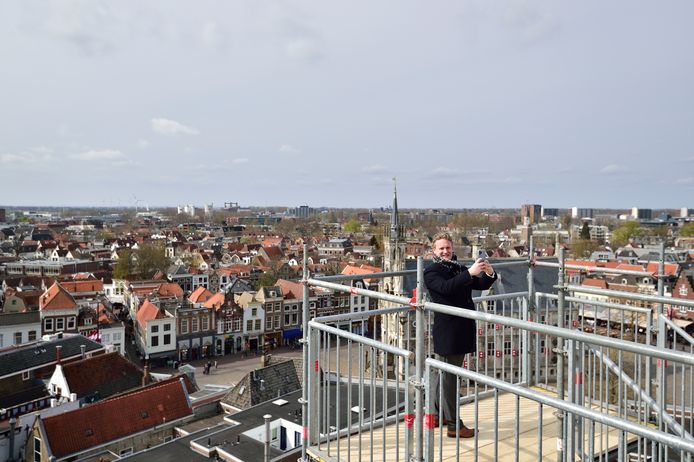 'Beleef Gouda op grote hoogte' gaat 14 april open, maar enkele genodigden - onder wie burgemeester Pieter Verhoeve - kregen woensdag al een 'sneak preview’ van het prachtige uitzicht vanaf het dak van de Sint-Janskerk over de binnenstad en de Krimpenerwaard.
