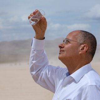 Deze kersverse Nobelprijs­winnaar haalt water uit kurkdroge lucht