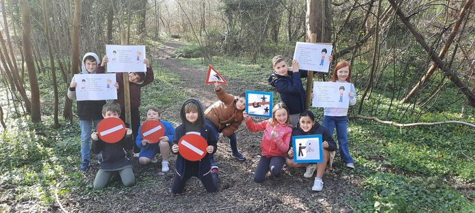 Geraardsbergen: De kinderen deden hun best om duidelijke gevaars-, aanwijzings- , gebods- en verbodsborden te ontwerpen.
