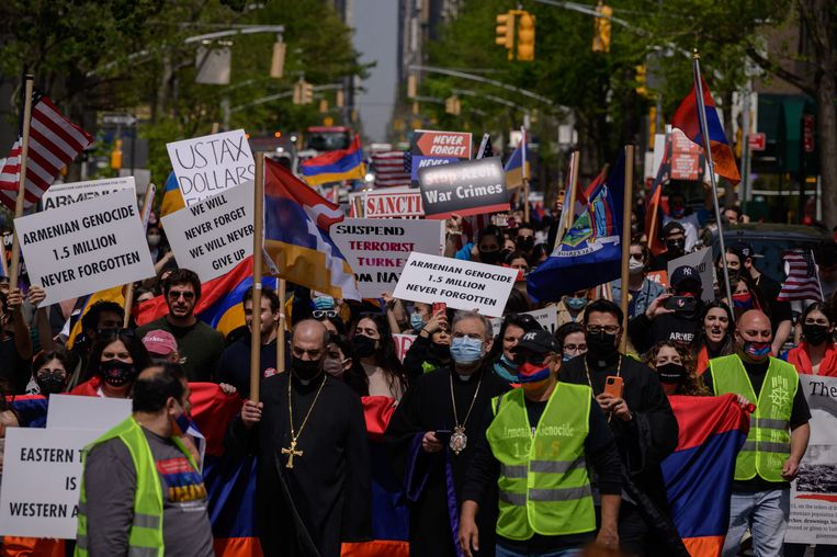 Armeniërs gaan met borden door de straten van New York op de Herdenkingsdag van de Armeense Genocide. Beeld AFP