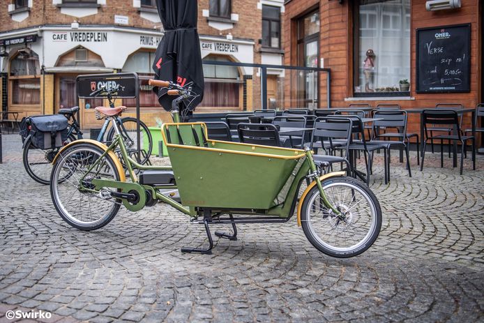 Johan Mertens levert voortaan aan huis met de bakfiets.
