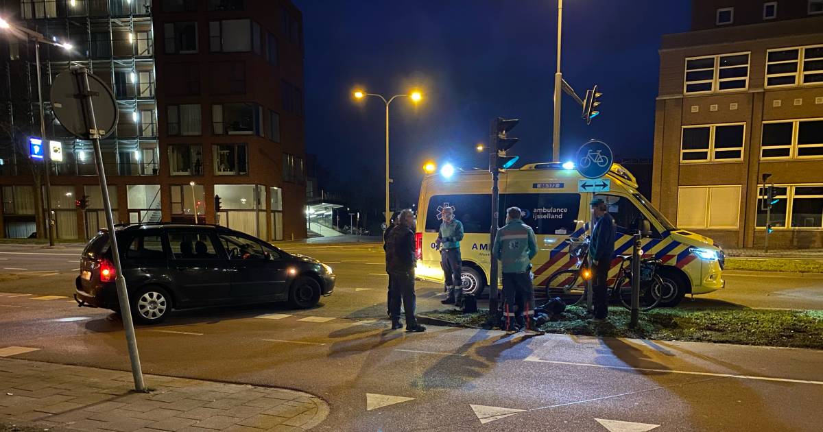 Vrouw in Deventer wordt aangereden door auto: ‘Stoplichten deden het niet’.