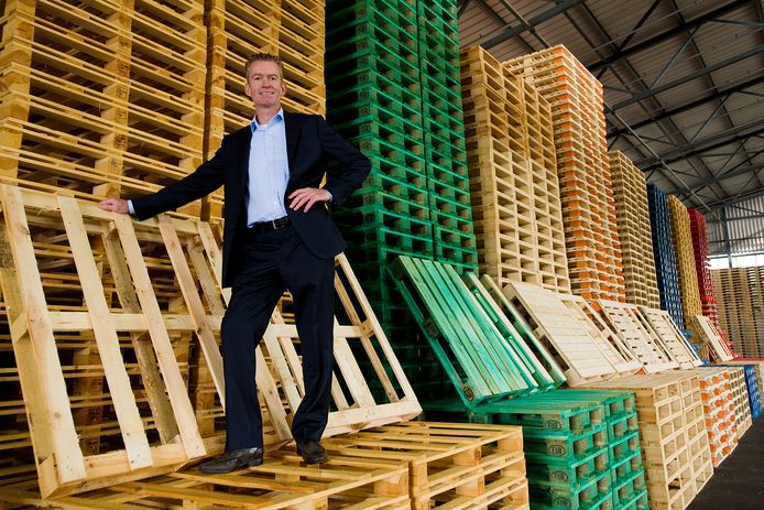 Tien jaar geleden, bij het vijftigjarig jubileum van Dongen Pallets: directeur Jurgen Kemps op een stapel nieuwe pallets.