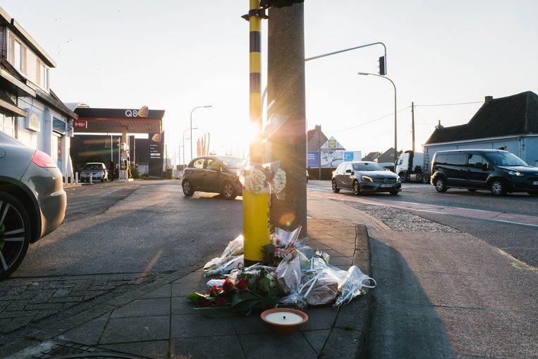 Bloemen en kaarsen op het kruispunt in Oostakker waar Nikita Everaert maandag om het leven kwam. Beeld Wouter Van Vooren