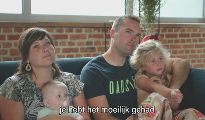 Niels zingt een liedje voor familie die kindje verloor.