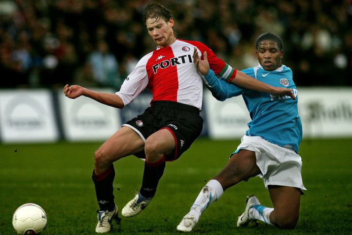 Lucius in duel met Farfán, tijdens Lucius' jaren bij Feyenoord.