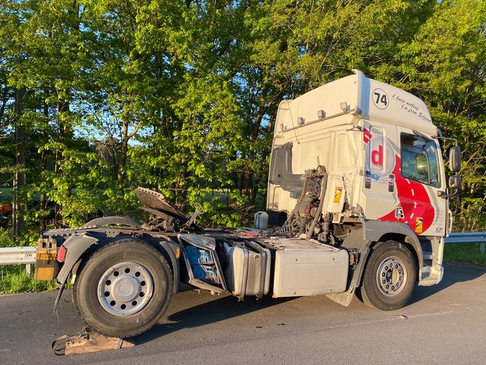 Een gekantelde vrachtwagen zorgde voor heel wat verkeershinder op de E34 in Zoersel.