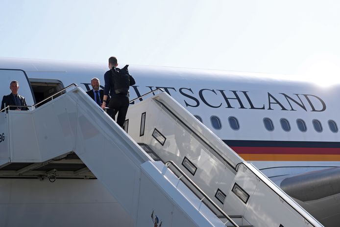 Duitse journalisten gaan aan boord van de Airbus A340 van de luchtmacht die naar New York vertrok met bondskanselier Merkel en minister van Economische Samenwerking en Ontwikkeling Gerd Müller.