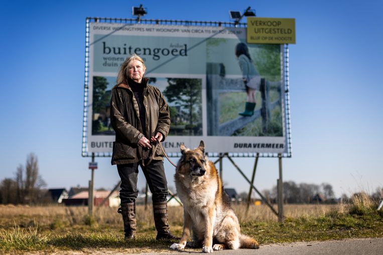 Edith de Jong, lijsttrekker van Gemeentebelangen Heiloo, voor een bord van een bouwproject dat niet in het artikel voorkomt.
 Beeld Jiri Büller / de Volkskrant