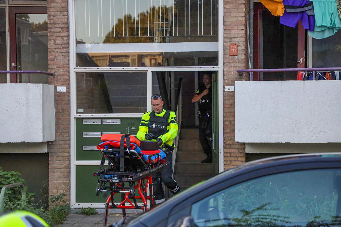 Hulpdiensten halen de vrouw uit de flatwoning in de Floriszstraat.