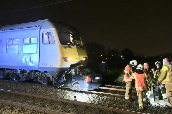 De kleine Volkswagen verdween voor de helft onder de voorzijde van de trein, nadat het voertuig was gegrepen op de overweg aan de Burgerleenstraat in Koolskamp.