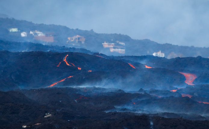 Huizen ingesloten door lava nabij Tajuya