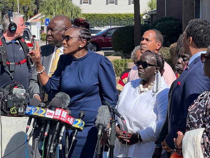 Ahmaud Arbery's moeder Wanda Cooper-Jones staat de media te woord buiten het gerechtsgebouw van Brunswick, in de Amerikaanse staat Georgia.