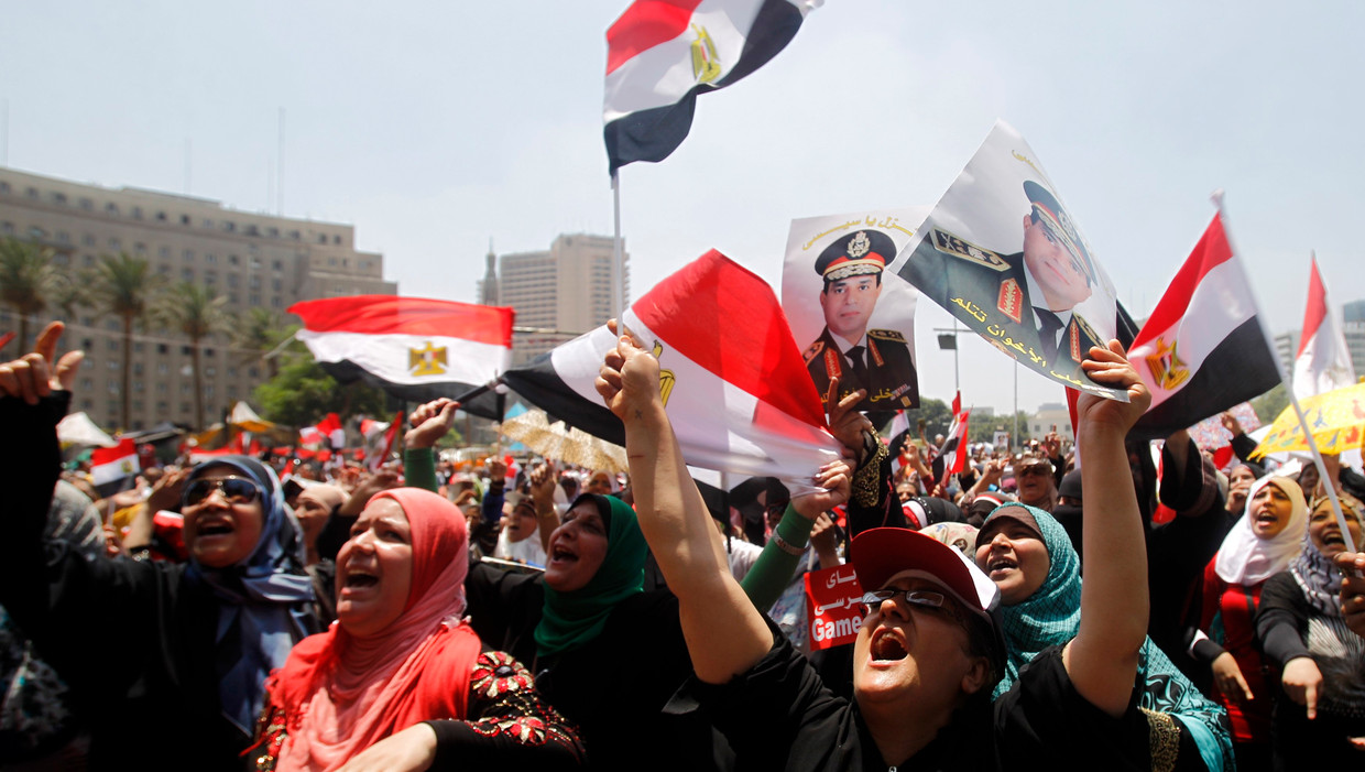 Tegenstanders van de afgezette Morsi komen bijeen op het Tahrirplein. Beeld REUTERS