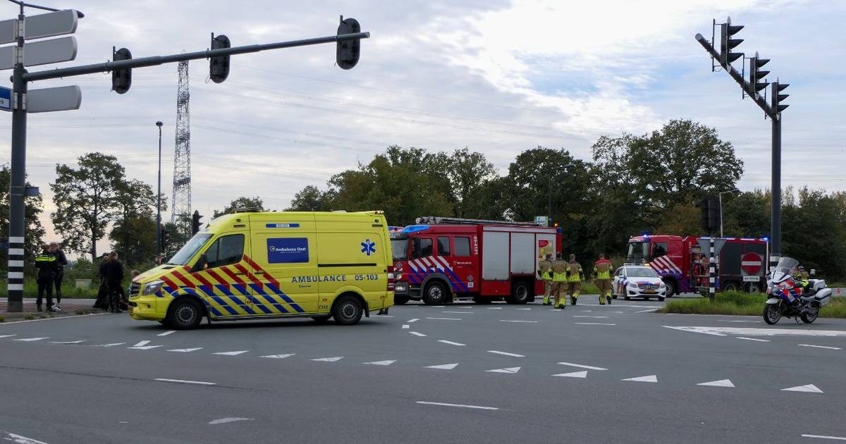 Meisje gewond bij aanrijding in Enschede, verkeer wordt omgeleid.