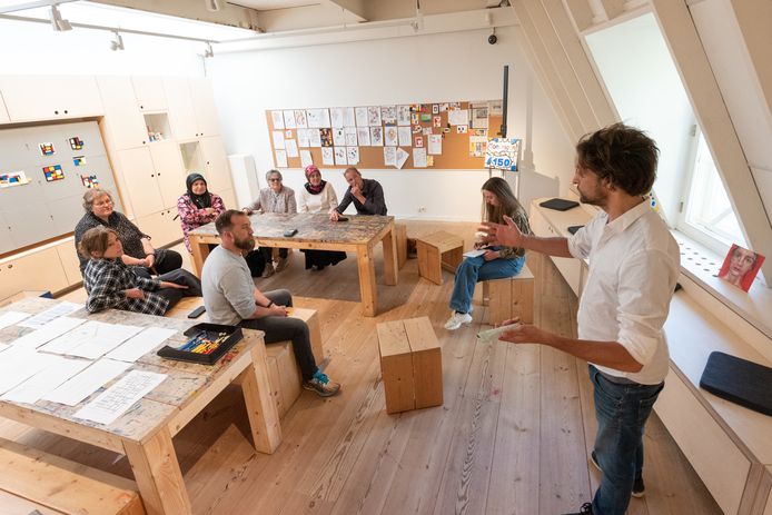 Kunstenaar John Konijn gaat in het Mondriaanhuis in discussie met de Wijkjury over een tentoonstelling aldaar.