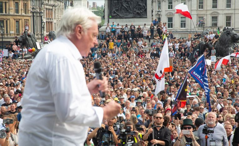 David Icke tijdens een demonstratie tegen het covidbeleid in Londen, zomer vorig jaar. Beeld Thabo Jaiyesimi/Getty Images