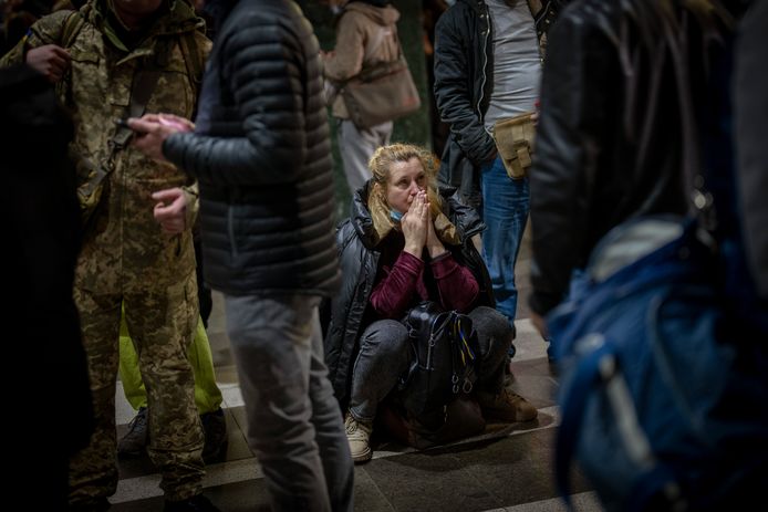 Een vrouw wacht op haar trein in Kiev.