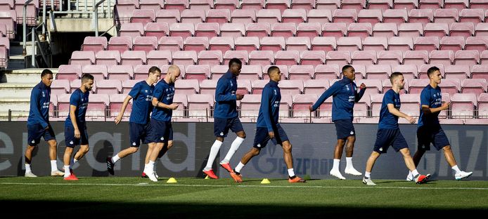 De selectie van PSV tijdens de training ter voorbereiding ter voorbereiding op de Champions League-wedstrijd tegen FC Barcelona.