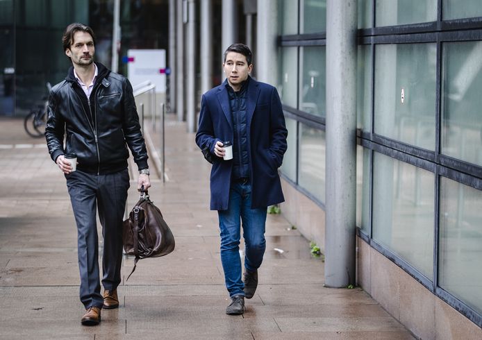 YouTuber Jeroen Holtrop (R) en advocaat Sebas Diekstra arriveren bij de rechtbank.