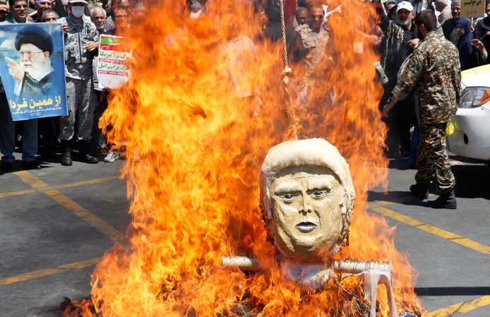 Een pop van de Amerikaanse president Donald Trump wordt verbrand tijdens het protest.