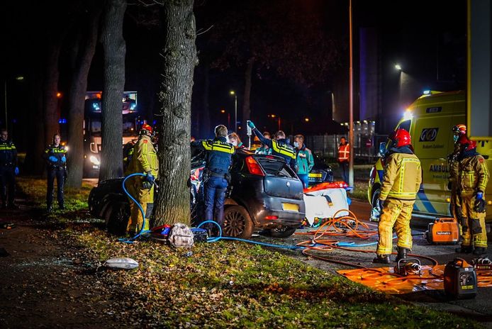 De 18-jarige bestuurder kon na een halfuur door de brandweer uit de auto op de Mispelhoefstraat in Eindhoven worden bevrijd.