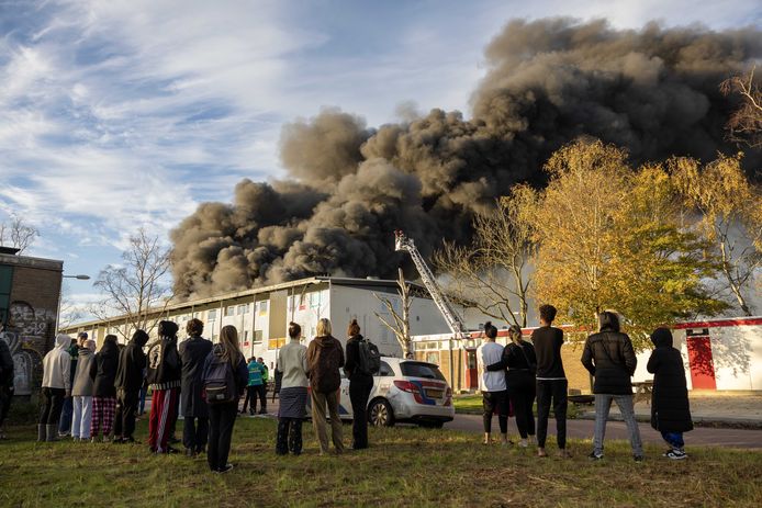 Brand in een appartementencomplex aan de Voetbalstraat in Slotervaart. De brand woedde in het zogeheten Startblok Riekerhaven, een woonproject bedoeld voor jonge vluchtelingen die net een verblijfsvergunning hebben gekregen (statushouders) en jongeren uit Nederland.