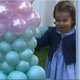 Prinses Charlotte krijgt geen genoeg van ballonnen