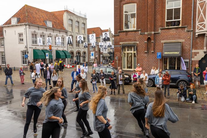 Ook muziek en dans zijn onderdeel van het Art Festival in Heusden. Op de foto de meiden van Het Pieck met hip-hop dans, op het pleintje voor het voormalige stadhuis.