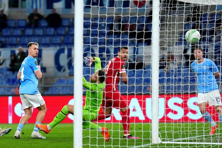 Vangelis Pavlidis maakt uit een moeilijke hoek de 1-1 tegen Lazio Roma. Beeld ANP / Ed van de Pol