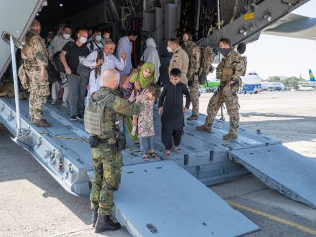 TERUGLEZEN | Negen Nederlanders geëvacueerd, wanhopige Afghanen geven kinderen aan soldaten VS