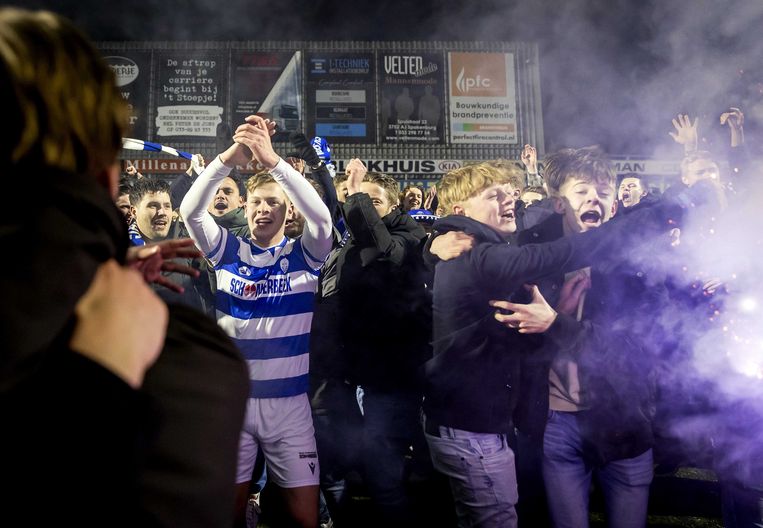 Verdedigende middenvelder Hero van Lopik van Spakenburg viert de bekeroverwinning op Katwijk met de fans van Spakenburg. Beeld ANP
